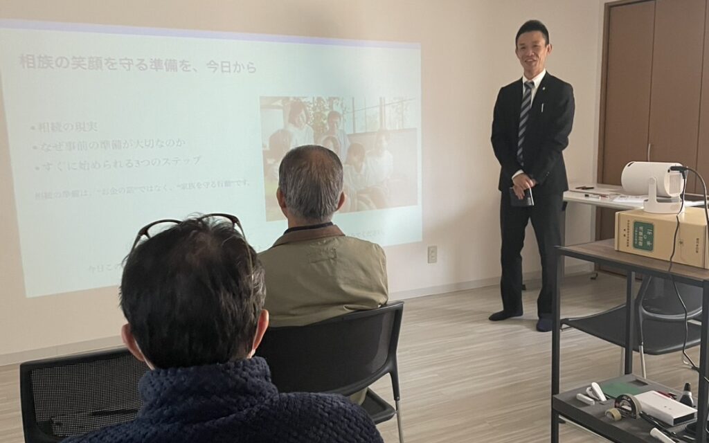 地域の皆様に向けて、図解スライドで相続の基礎知識を丁寧にご説明している行政書士の姿